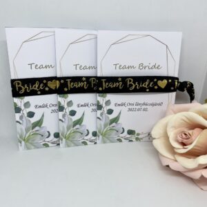 TEAM BRIDE fekete, arany felirattal, fehér virágos kártyával