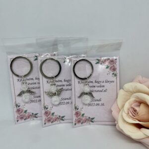 Roppantott hegyikristály angyal, rózsás kártyával, kulcstartó karikán