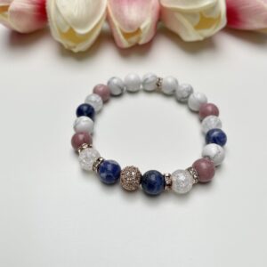 Szodalit, rodonit, howlit és hegyikristály karkötő, rose gold cirkóniával