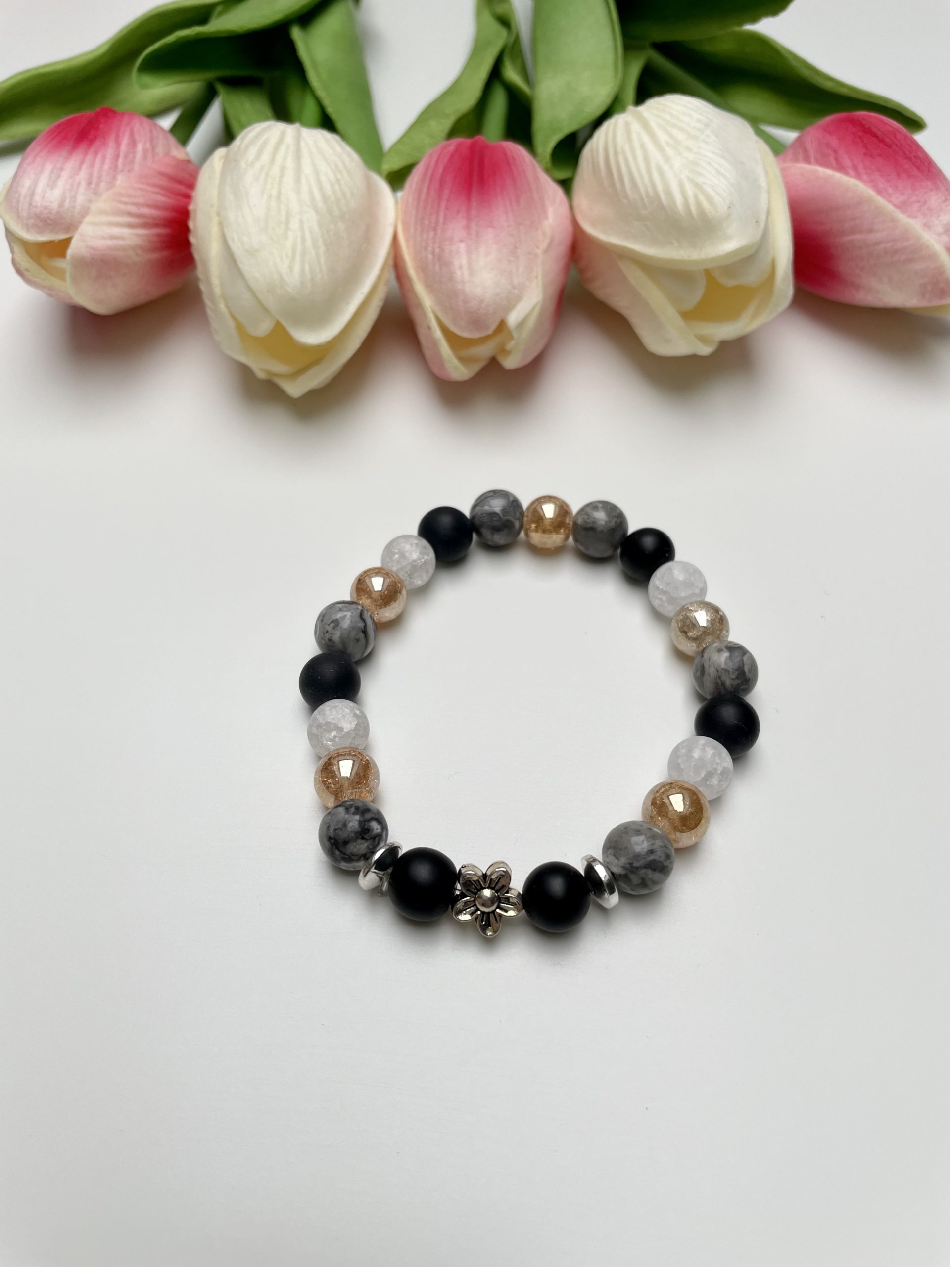 Ónix, jáspis és hegyikristály karkötő virág gyönggyel