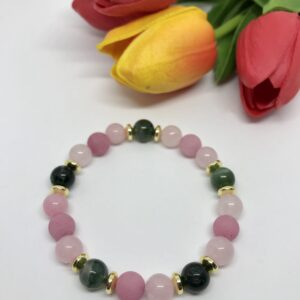 Rózsaszín-zöld karkötő arany díszekkel