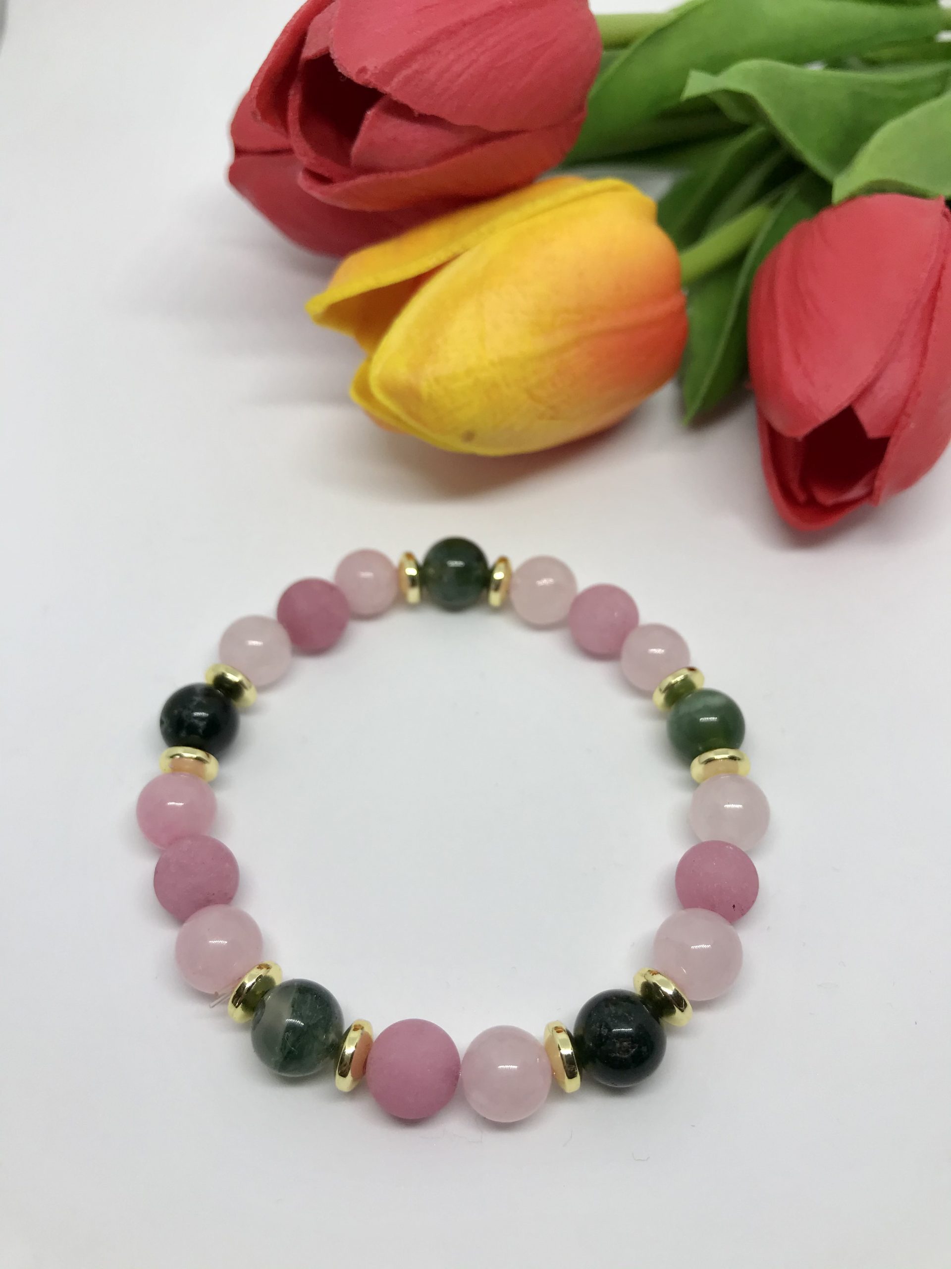 Rózsaszín-zöld karkötő arany díszekkel