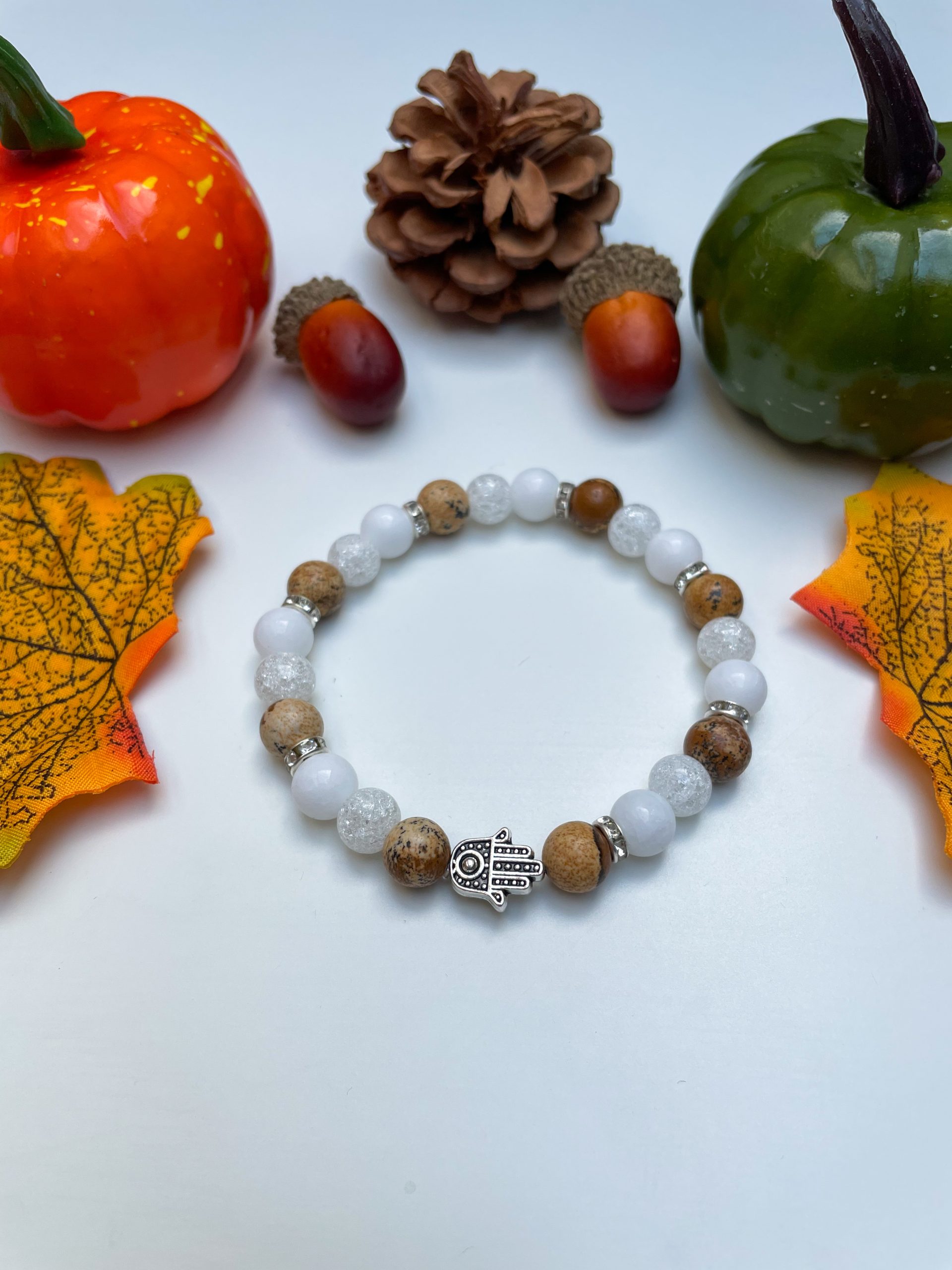 Jáspis, hegyikristály és jade karkötő, hamsa kéz gyönggyel